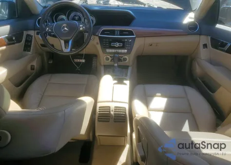 2013 Mercedes-Benz C 250 z USA, uszkodzony, nr VIN WDDGF4HB3DR240855